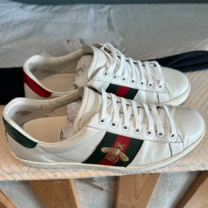 Gucci ace bee - Tja, säljer mina Gucci ace bee. Dom är i bra skick skulle säga 7,5/10. Dom är i storlek 6,5=40,5/41. Skriv vid minsta fundering. 