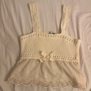 Zara topp  - Söt Zara topp. Använd endast en gång. Storlek M men passar S också! 