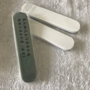 Nagelpolerare  - Nagelfil med två sidor, en vit och en grå. Rektangulär och avlång form. Perfekt för att fila och forma naglarna. Text på ena sidan.