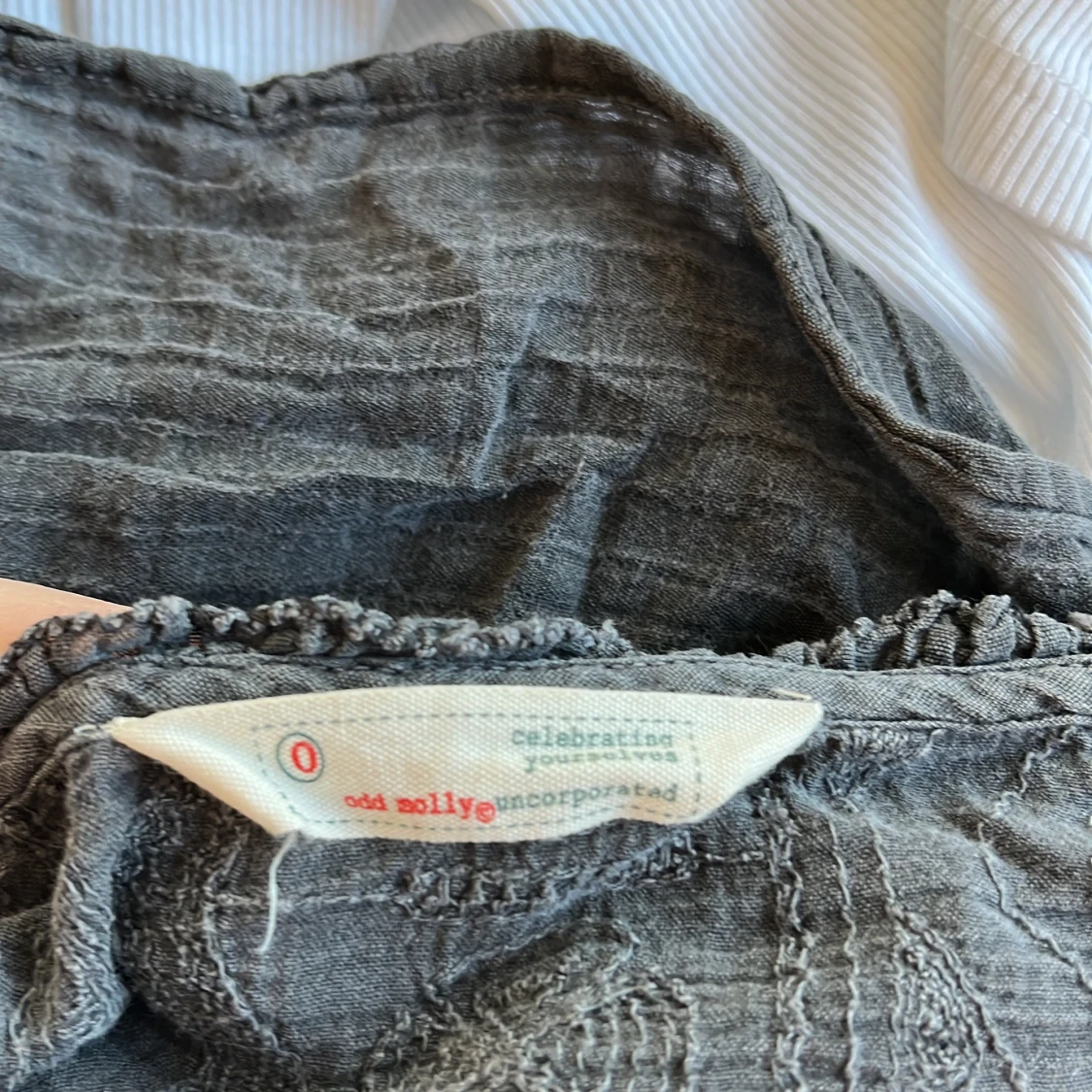 Mörkgrå blus med spetsdetaljer från Odd Molly - 2