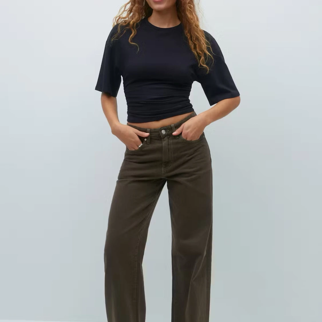 Svart croppad t-shirt med rynkade detaljer - 1