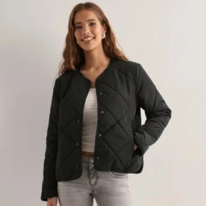 Svart dunjacka - Säljer en svart dunjacka, ifrån Nelly. Nypris=699kr. Perfekt för en trendig look. Passar till många olika outfits och är lätt att matcha. Privat för egna bilder🤗