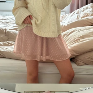 Rosa chiffongkjol - Hej! Säljer denna jättesöta chiffongkjolen från H&M som passar perfekt nu till sommaren! Tveka inte på att skriva vid frågor och pris kan diskuteras!🥰