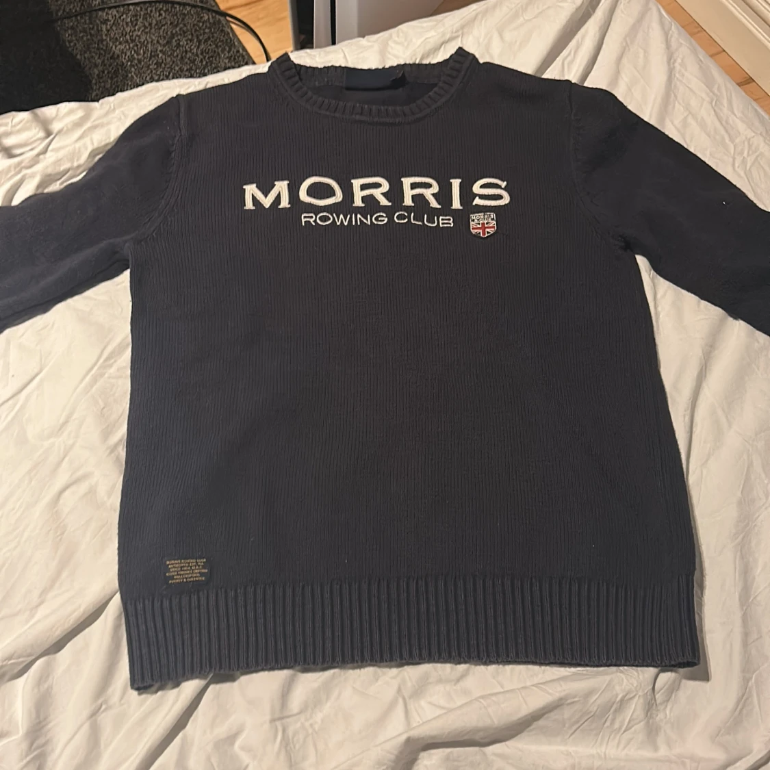 Mörkblå stickad tröja från Morris