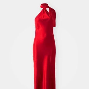 Röd klänning - Snygg röd långklänning i satin med halterneck, perfekt till balen. Prislappen kvar, endast testad🥰 pris kan disskuteras🌸