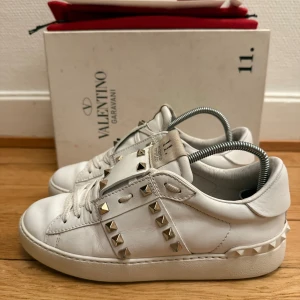 Valentino rockstud sneakers  - Säljer nu dessa fina valentino skor | Storlek 36,5 | Nyskick | Kommer med box,dustbag,kvitto,extra nya snören, extra nit, valentino kort | Hör gärna av er vid frågor eller funderingar 😊