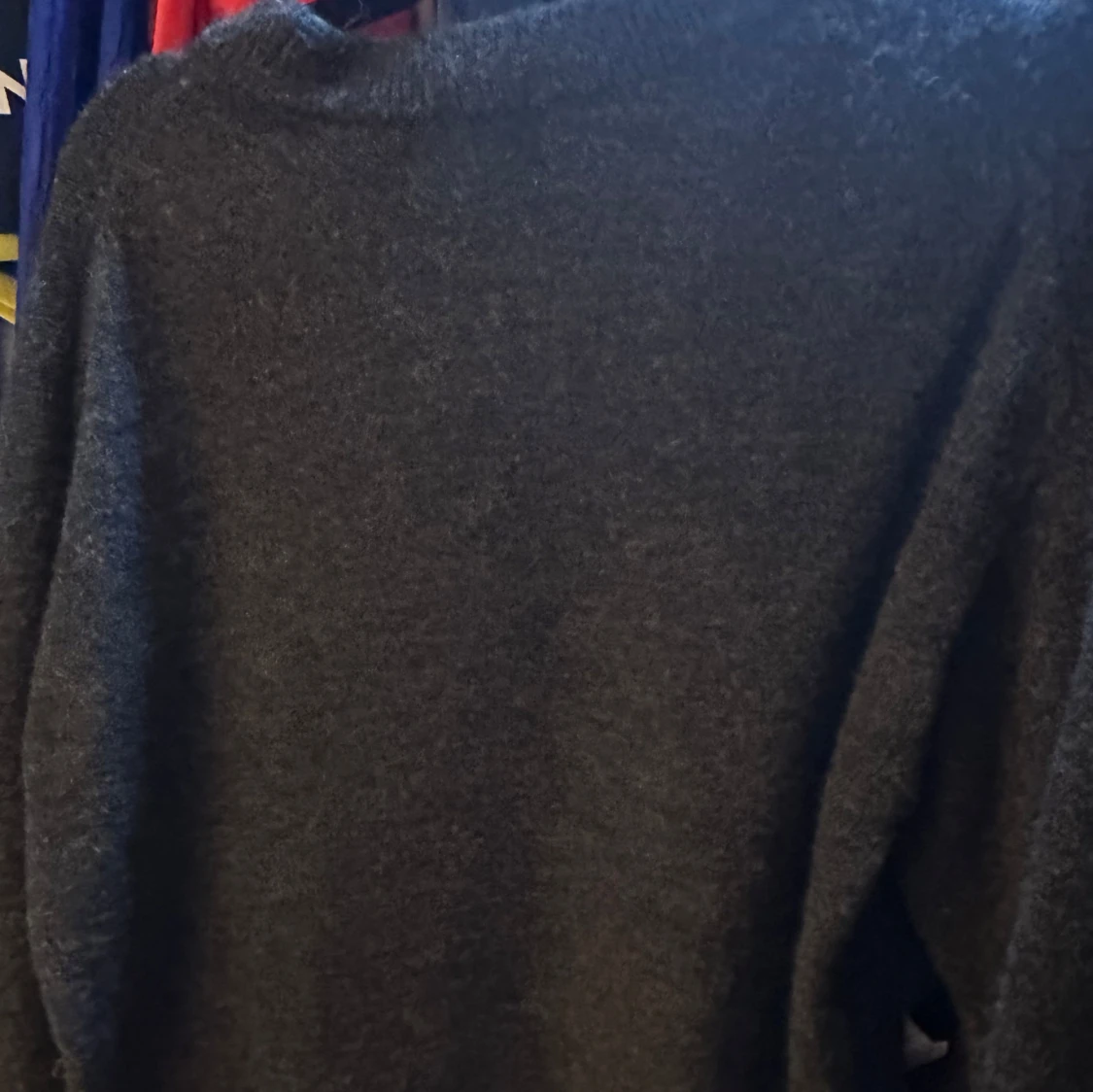 Mörkgrå stickad tröja med pärlor från H&M - 1