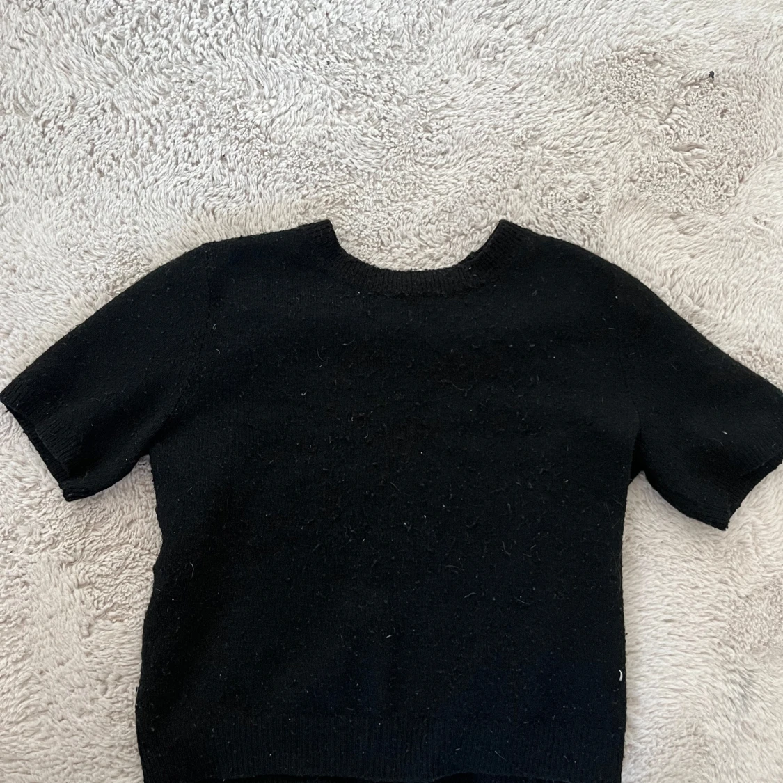 Svart stickad kortärmad tröja - 1