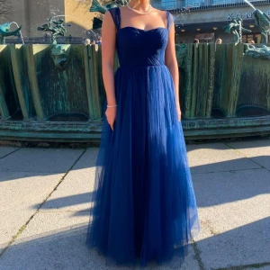 Balklänning från Dressroom Linné - Säljer nu min fantastiska balklänning från Dressroom Linné🌟Den är upplagd på för mig som är 166 cm. Nypris 3990 kr, säljer för 2000 kr.