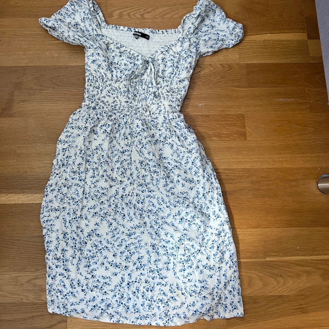 Vit och blå blommig klänning med offshoulder - 1