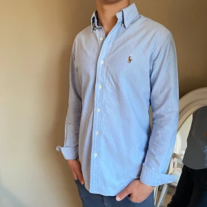 Ralph Lauren skjorta - Säljer nu en fet Ralph Lauren skjorta perfekt till sommaren/våren | Storlek: S ~ Modellen är 178cm lång & väger 70kg | Skick: 8/10, inga defekter | Nypris är 1600kr, vårat är 499kr | Hojta gärna till ifall du funderar över något 😇