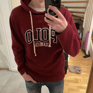 Vinröd Polo Ralph Lauren Hoodie - Säljer en snygg vinröd hoodie från Ralph Lauren i storlek S men sitter som M. Fint skick utan några deffekter. Bara att höra av sig vid minsta fråga 🤝