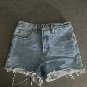 Blå jeansshorts  - Säljer ett par ljusblå levi's shorts som knappt är andvända