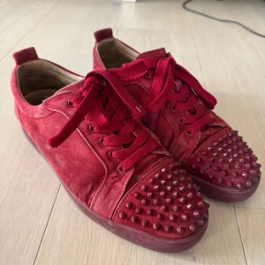 Christian Louboutin  - Säljer mina Christian Louboutins, Storlek 43, defekter enligt bilderna men dom är prissatta därefter‼️