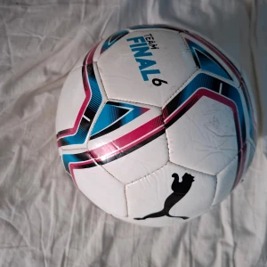 Puma fotboll - Säljer en Puma fotboll i bra skick. Size 4. Knappt använd. Använder mest size 5. 