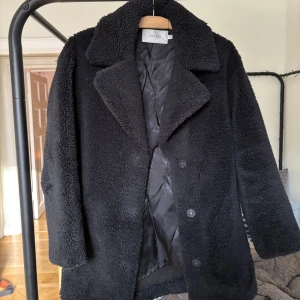 Svart teddyjacka från Stand - Svart teddyjacka från Stand i storlek 34. Jackan har stora slag, knäppning med knappar och är helfodrad. Ganska oversized och köpt secondhand. Kan mötas i sthlm (klicka INTE köp nu, skriv privat isf!)