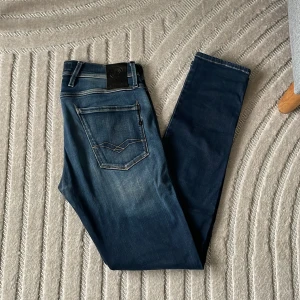 Replay Anbass Jeans - Replay Anbass Jeans storlek 30/32| skick 8/10| nypris runt 1800kr mitt pris 399kr| har du frågor är det bara att skriva!