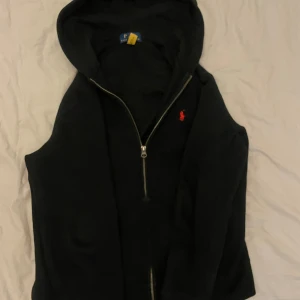 Svart hoodie från Polo Ralph Lauren - Säljer en svart hoodie från Polo. Den är i storlek xs/14-16 år knappt använt den och i ny skick 