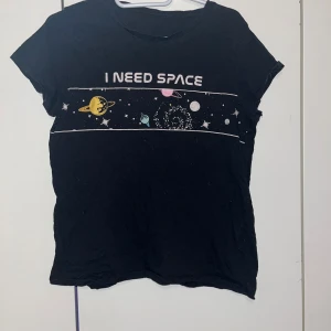 T-paita - Naisten musta t-paita. Edessä kuvio. Kokoa ei lue mutta noin S tai M. Kaikai n 45cm, pituus n 56cm.Kissatalous MMM Mikäli hinta ei miellytä tarjoa rohkeasti Katsothan myös muut ilmoitukseni!!