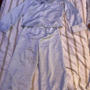 Silkes pyjamas - Pyjamas från Gina Young, superbra skick, enda defekten är att jag har råkat gå på de (bild 2) är ganska stor i storleken💗
