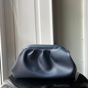 Mörkblå FUSKLÄDER väska - Superfin mörkblå fuskläder väska!! Clutch Designs UF!! 