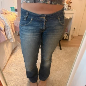 Blå lågmidjade jeans från Lee - Fina lee jeans! Jag är 174 och den är lite för korta! Fina och lågmidjade men har lagat ett hål som sitter vid inner lår. Kom privat för bilder på de💗