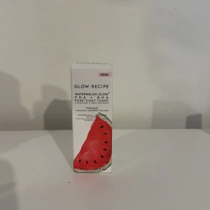 Glow Recipe Watermelon Glow PHA+BHA Pore-Tight Toner Mini - Säljer en Glow Recipe Watermelon Glow PHA+BHA Pore-Tight Toner i ministorlek. Kommer i en söt rosa glas flaska  med skruvlock och tillhörande förpackning med  vattenmelonmotiv. Tonern är återfuktande och porförminskande, perfekt för en fräsch känsla, halva kvar av den, original pris är 189kr 😊