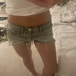 Grå jeansshorts från Zara - Säljer ett par grå jeansshorts från Zara med slitna detaljer och fransig kant.        Säljer då de är för stora för mig. (Bilderna är från hon som sålde till mig). Det är storlek s, jag brukar ha xs-s men tror shortsens är stora i storlek, så själv skulle jag säga att de är storlek s-m!  Inga fläckar eller defekter vad jag ser. Hör av dig om du vill ha fler bilder eller information ❤️❤️