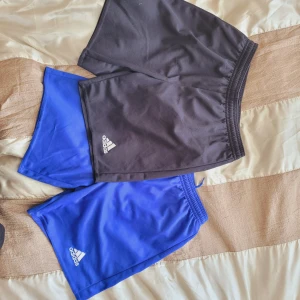 Adidas shorts - 2 par shorts. Strl 152.