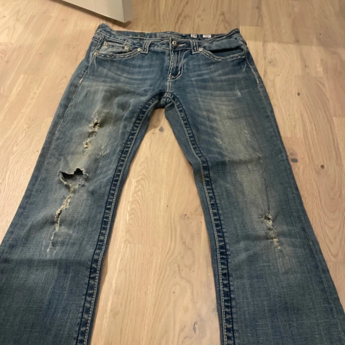 Miss Me jeans med slitningar och broderade bakfickor - 2