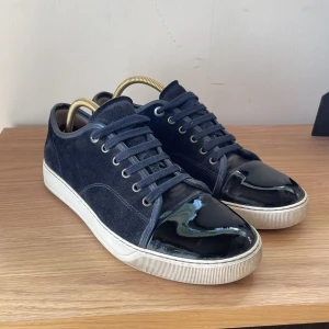 Mörkblå sneakers från Lanvin med lackad tå - Marinblåa skor från Lanvin. Bra skick, kan gå ned i pris vid snabbaffär. 