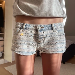 lågmidjade shorts med spets  - Super söta