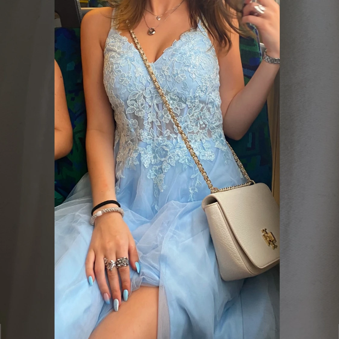 Ljusblå långklänning med spets och tyll - 2