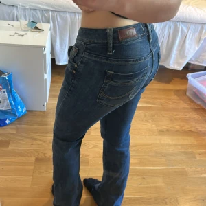 Blå bootcut LTB jeans - Säljer ett par klassiska blå jeans från LTB med bootcut passform. Stl W26 L30, passar mig som är 160 och bär 34 i jeans. 🌟mått:                midjemåttet:38cm.                                        innerbenslängden: 76cm.                          ytterbenslängden: 96cm.                                grenen: 17cm.