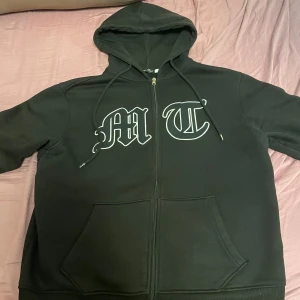 Svart hoodie med tryck från MC - Svart hoodie från Tuttolente som använts i några månader, i bra skick 8/10 