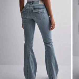 True Religion jeans - Säljer ett par ljusblå jeans från True Religion med bootcut passform. Knappt använda och super skick! nypris är 1299 o säljer för 1000 efter de använda 2 ggr 