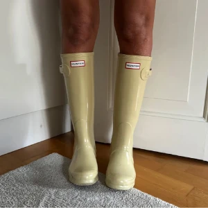 Hunter stövlar  - Säljer dessa super snygga stövlar från märket Hunter. De är i storlek 38 men passar mig som vanligtvis brukar använda 38-39. De är som nya och knappt använda. Perfekta inför våren och hösten 🤍🤍