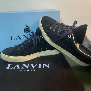 Svarta sneakers i mocka från Lanvin -  Säljer dessa riktigt snygga lanvin. De har mörkblå mocka. Storlek 43 men passar även 44. Hör av er om ni blir intresserade. Kan gå ner i pris om det blir en smidig affär endast seriösa köpare.