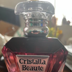 Dubaiparfym Cristalla Beaute 100 ml -  Cristalla Beaute EDP by Nylaa 100 ml, har använt lite, se bild på flaskan (ca 90% kvar)   Timeless floral enchantment  The fragrance opens with a fresh and invigorating combination of bergamot and orange, creating a bright and uplifting sensation. The heart notes of rose and jasmine bring a soft and delicate floral touch to the fragrance, evoking a sense of grace and femininity.  Nypris: 200 sek, Pris nu: 85 sek 
