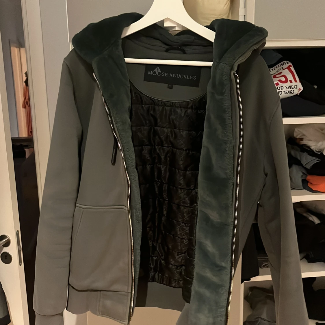 Grön jacka med huva från Moose Knuckles