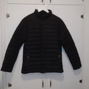 Moncler Jacka - Kan frakta eller mötas upp centralt i Karlskoga 📦