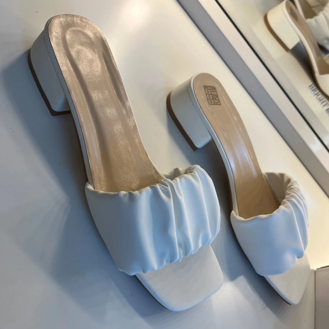 Vita sandaler / klackskor - 1