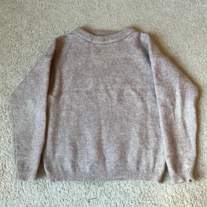 Gammel-rosa stickad tröja från Acne Studios - Mysig gammel-rosa stickad tröja från Acne Studios med rund halsringning och långa ärmar. Klassisk och stilren design. Varm och tjock.💞