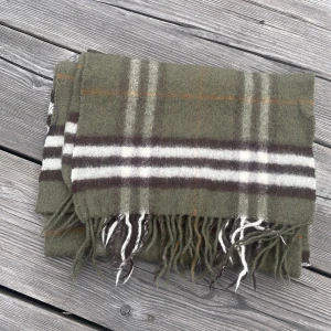 Grön rutig halsduk från Burberry - Säljer en klassisk grön rutig halsduk från Burberry i 100% kashmir. Den är tvättad och har därför hårdnat och är inte lika mjuk som den ska vara