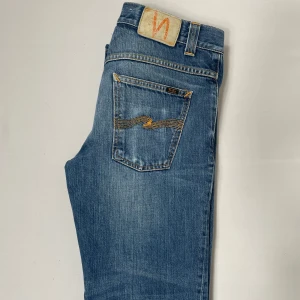 Nudie Jeans - Klassiska jeans från Nudie. Skick: 7/10. Retail: 1,600 SEK.