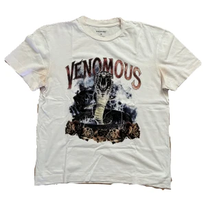 T-shirt med tryck - Vitrosa T-shirt med tryck köpt på Primark några år tillbaks. Oversized M så skulle kunna passa en L. Bra skick bortsett från fläckarna under armhålorna. Hör av dig för mer information eller frågor💥