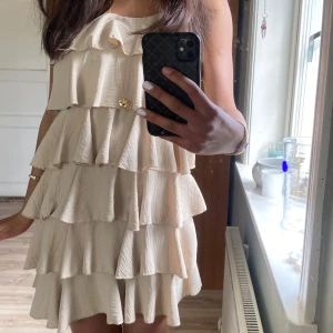 Beige volangklänning💕 - Perfekt volangklänning till sommaren, köpt i Italien💕.  Använd fåtal gånger och har inga volanger på baksidan.