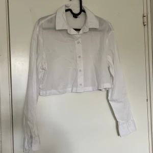 Vit croppad skjorta från Divided - croppad skjorta. endast använd en gång fint skick 