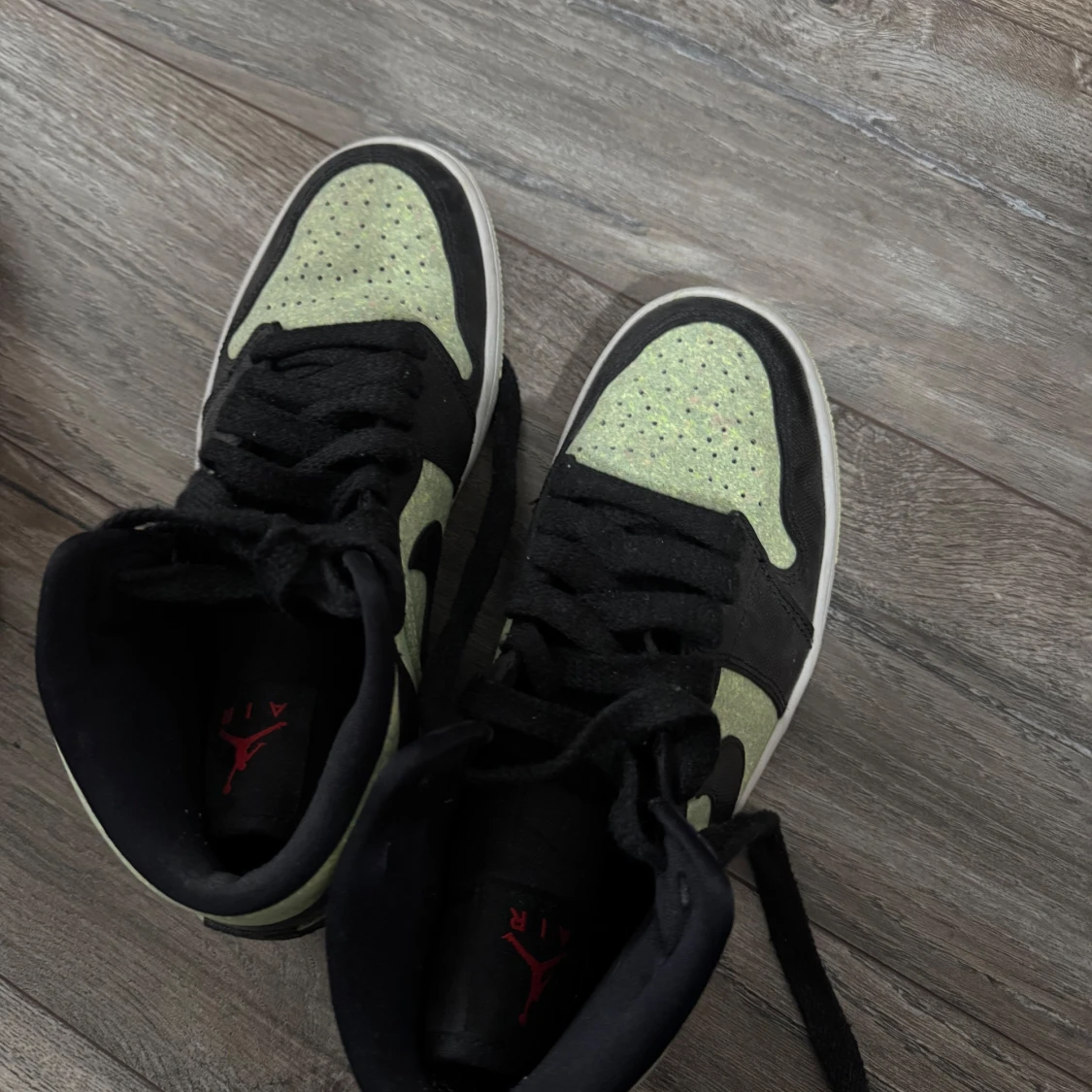 Nike Air Jordans i svart och ljusgrön - 2