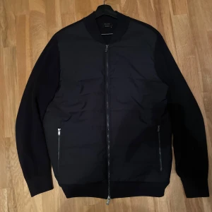 Svart cardigan Massimo Dutti - Säljer denna cardigan då den aldrig används. Nypris 1299kr. Perfekt för våren👍